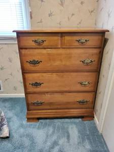 lot 3908 image: Ethan Allen Chest of Drawers - Dovetail Drawers