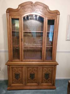 lot 3918 image: Maple China Cabinet