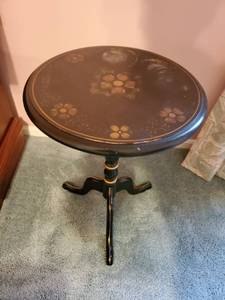lot 3921 image: Beautiful Painted Black Floral Circle Top on Tripod&nbsp