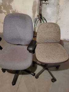 lot 3941 image: Lot of 2 Grey Fabric Office Chair with Height Adjuster and Wheels