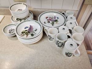 lot 8318 image: 44 Piece Susan Williams- Ellis Portmetrion Botanical Garden Dishes - No Chips