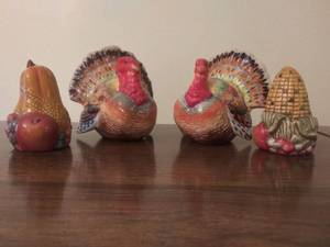 lot 8319 image: 2 Sets of Salt and Pepper Shakers