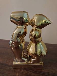 lot 8321 image: Gold Painted Kissing Figurine