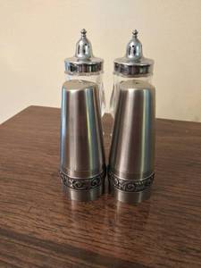 lot 8325 image: 2 sets of Salt and Pepper Shakers