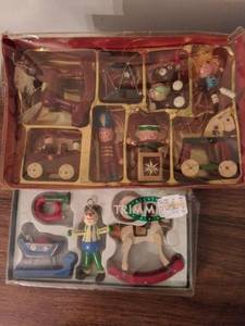 lot 8339 image: Lot of CHRISTMAS ORNAMENTS