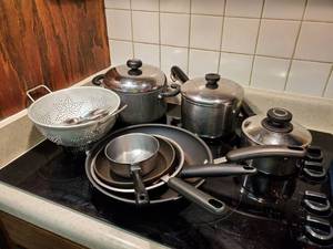lot 8344 image: Lot of Pots & Pans - Mix & Match Brands