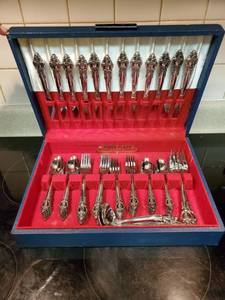 lot 8352 image: 69 Piece Tudor Plate by Oneida Silverware Set