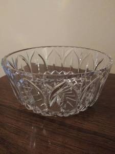 lot 8354 image: Lot of 2 Bowls 1 Crystal 1 Glass