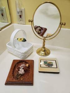 lot 9015 image: Lot of Floral Home Decor. With Face Mirror