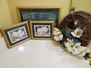 lot 9017 image: Lot of 3 FLORAL pictures. and 1 FLORAL Wreath