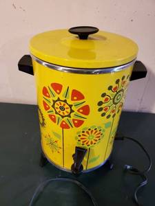 lot 3946 image: Vtg 60-70��s Hippie Retro Flower Child WEST BEND 30 Cup Percolating Coffee Maker.Heats up.