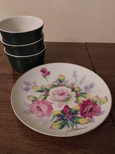 lot 8445 image: Set of 3 Ramekins with Decorative Plate