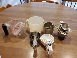 lot 8449 image: Lot of Measuring Cups