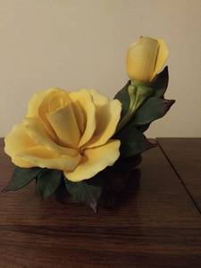 lot 8461 image: Gorgeous Yellow Rose Decor Figurine