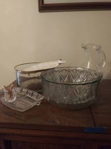 lot 8463 image: Lot of Assorted Glassware