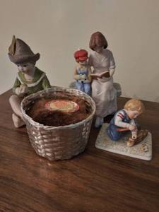 lot 8473 image: Lot of Figurines