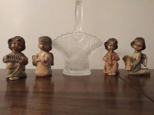 lot 8493 image: Glass Basket with 4 Plastic Angel Figurines