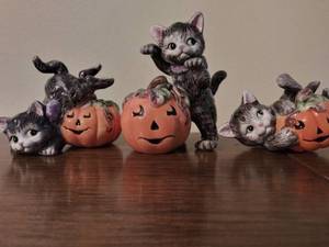 lot 8498 image: Fitz & Floyd Halloween Kitten Figurines