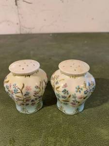 lot 9261 image: Hand Painted Salt and Pepper Shakers Vangi Uhlig Location Basement Shelf