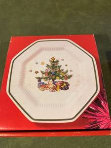 lot 9268 image: Set of 4 Nikko Christmastime Bread and Butter Plates Location Basement Counter