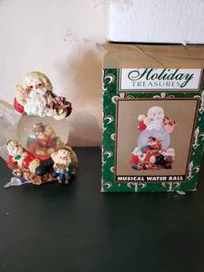lot 9305 image: Holidays Treasures. Music Water Ball. tested and Working