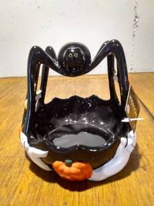 lot 9316 image: Decorative Halloween Ceramic Spider Basket