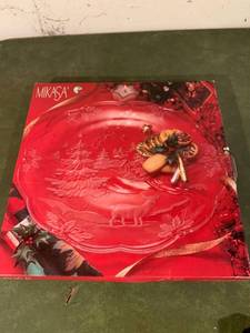 lot 9344 image: Mikasa Christmas Woods 15 Inch Platter Location Basement