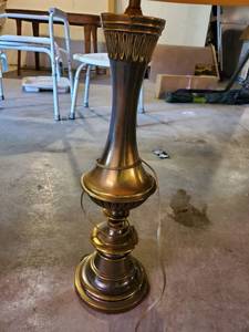 lot 9346 image: 1 Brass Lamp with Big Lamp Shade