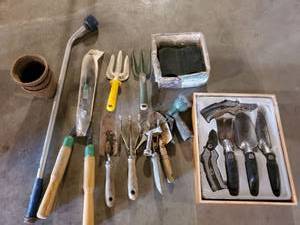 lot 12010 image: Lot of Garden Supplies