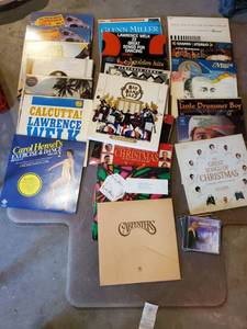 lot 10017 image: Lot of Vinyls and Cds.