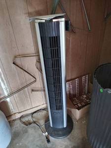 lot 11006 image: 3.5 Tall Rotating Upright Fan