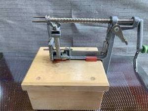 lot 1002 image: Pampered Chef Apple Peeler
