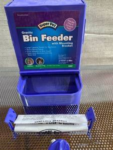 lot 1007 image: Animal Bin Feeder