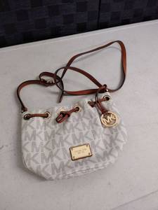 lot 1386 image: Michael kors purse
