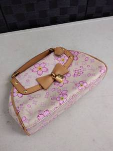 lot 1387 image: Louis Vuitton purse