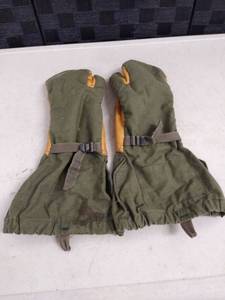 lot 1413 image: army gloves
