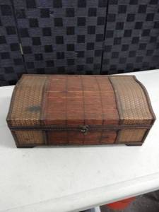 lot 1433 image: brown chest