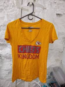 lot 1471 image: NFL chiefs t shirt small