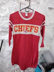 lot 1479 image: NFL chiefs shirt small