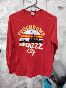 lot 1481 image: Gildan chiefs pull over shirt Mitch sighed printed small