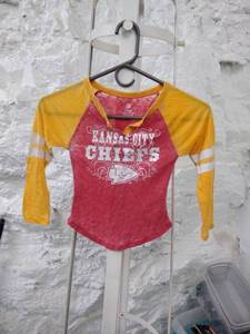 lot 1486 image: NFL chiefs shirt girls size 4