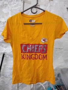 lot 1513 image: NFL chiefs t shirt small