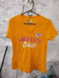 lot 1514 image: NFL chiefs t shirt small