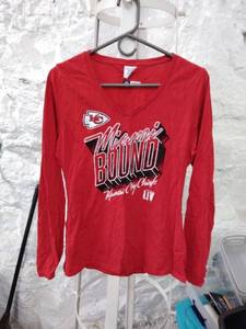 lot 1516 image: NFL chiefs shirt small