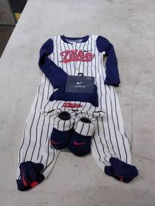lot 1584 image: Baby Nike 3 Piece Beanie & Booties onesy Size 0-6, Natural
