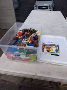 lot 1607 image: legos mixed