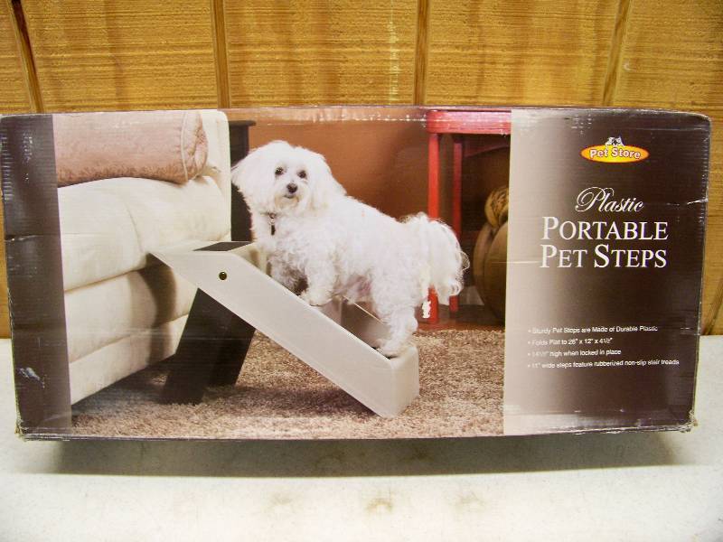 lot 1066 image: Pet Store Portable Plastic Pet Steps