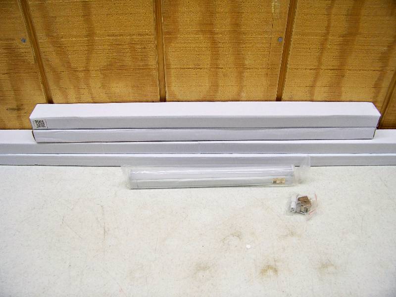 lot 1078 image: 5 Hera E-lite LED Light Fixtures