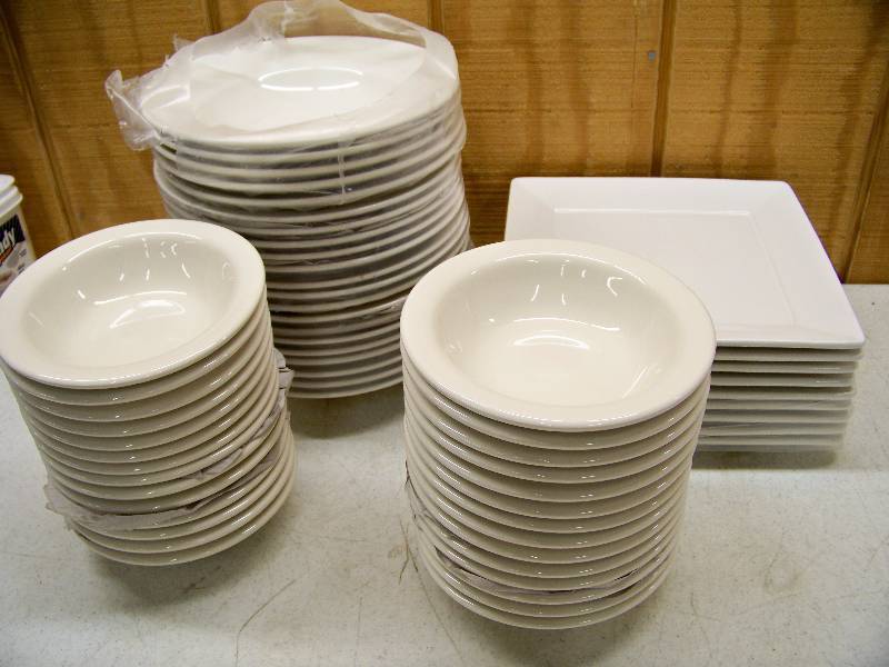 lot 1087 image: Tuxton Dishes