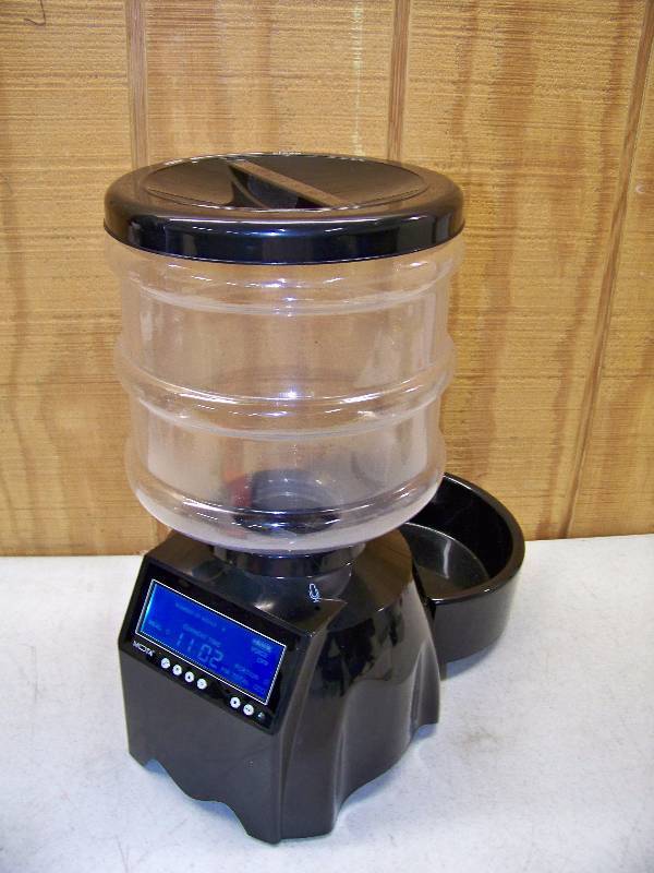 lot 1088 image: Mota Perfect Pet Dinner Automatic Feeder